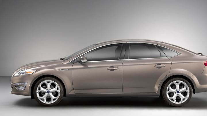 2011 Ford Mondeo Side Pose in Brown